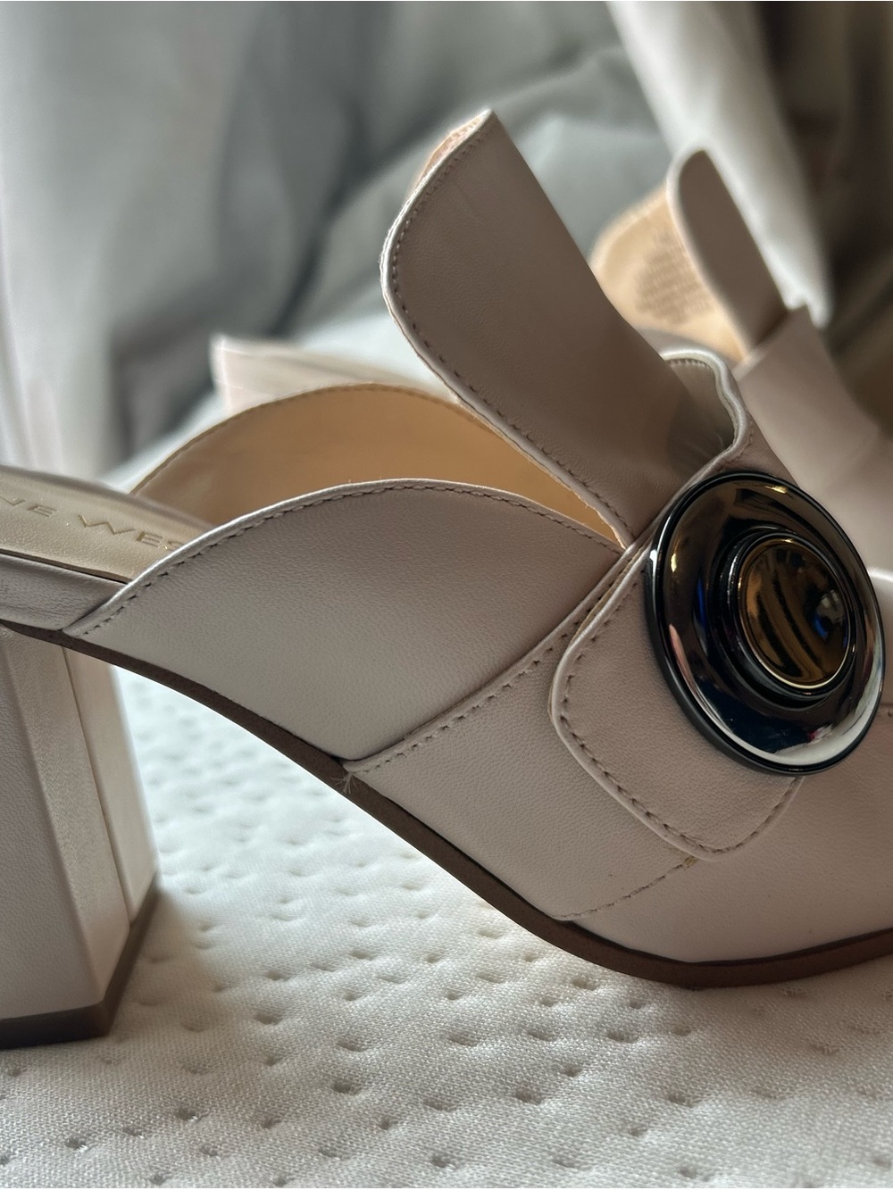 NINE WEST LEATHER Cream Block Heel Mule with Statement Metallic Accent Size 7
